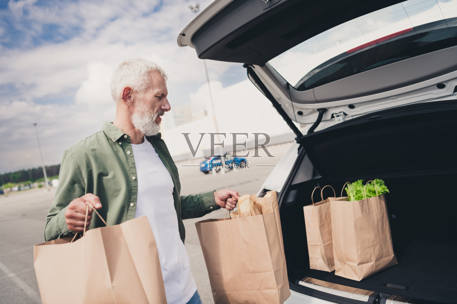 退休老人的照片购物车装载杂货车开了主干商场外的停车场夏天照片摄影图片