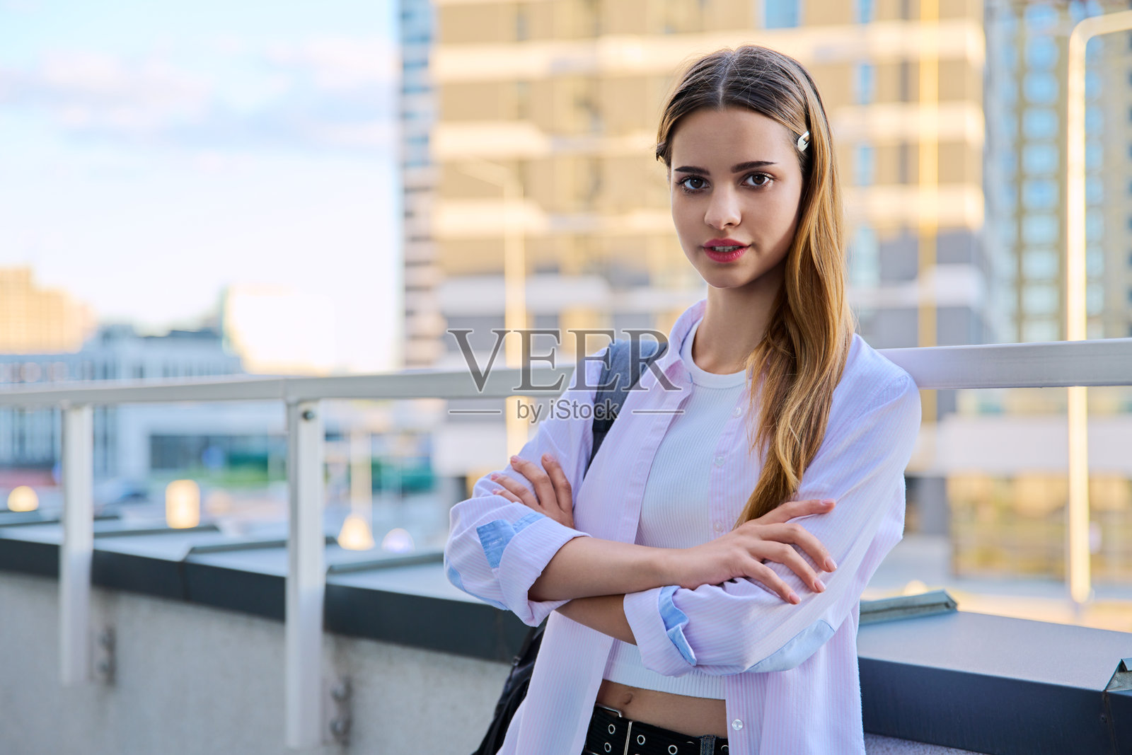 肖像女孩高中,大学生背着双肩包在户外照片摄影图片