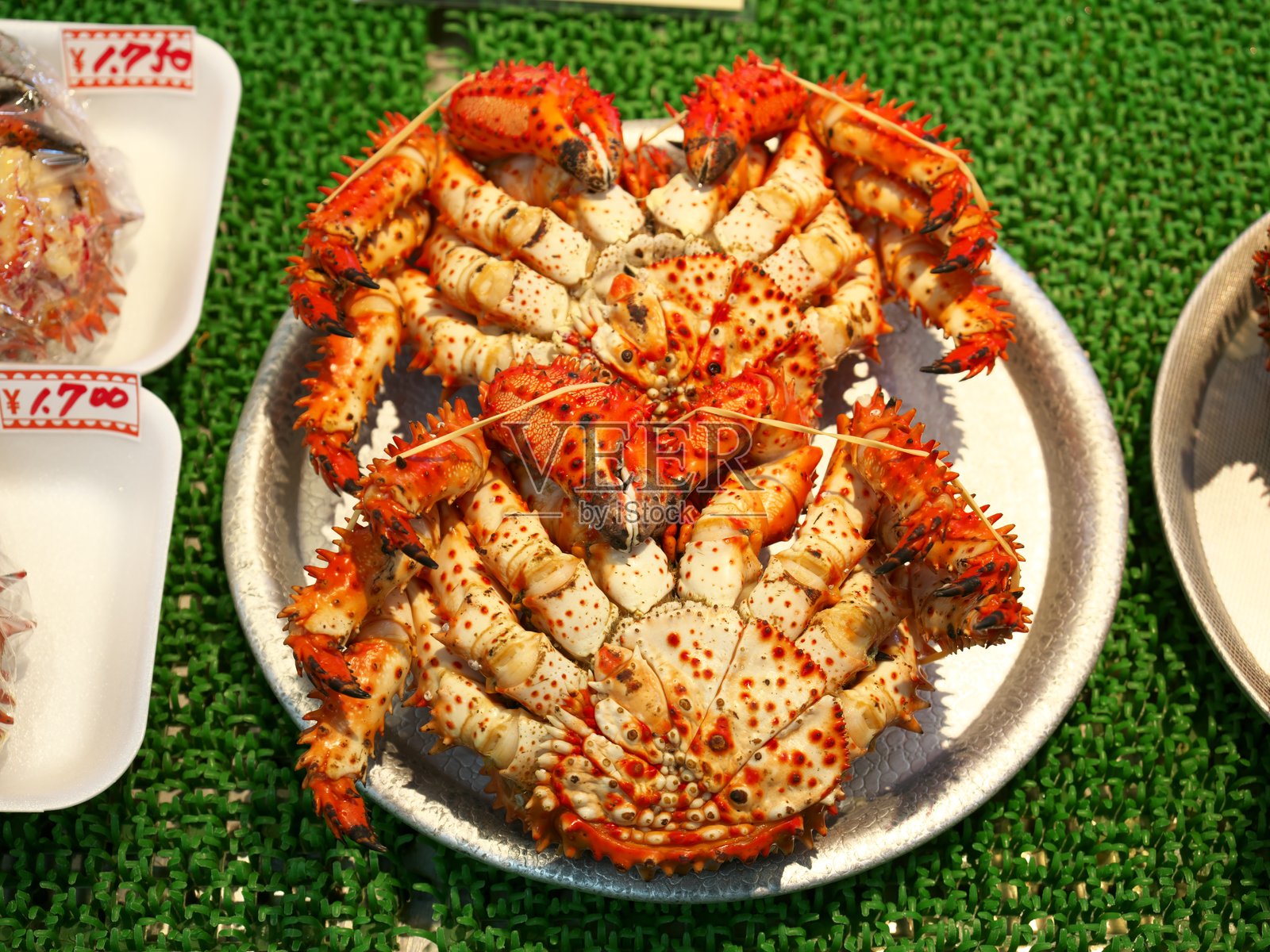 日本北海道——2024年1月30日:螃蟹腿在市场上出售照片摄影图片