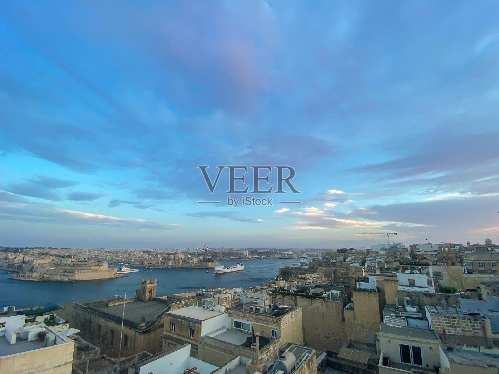 美丽的海滨城市瓦莱塔在马耳他的日落天空的天际线视图照片摄影图片