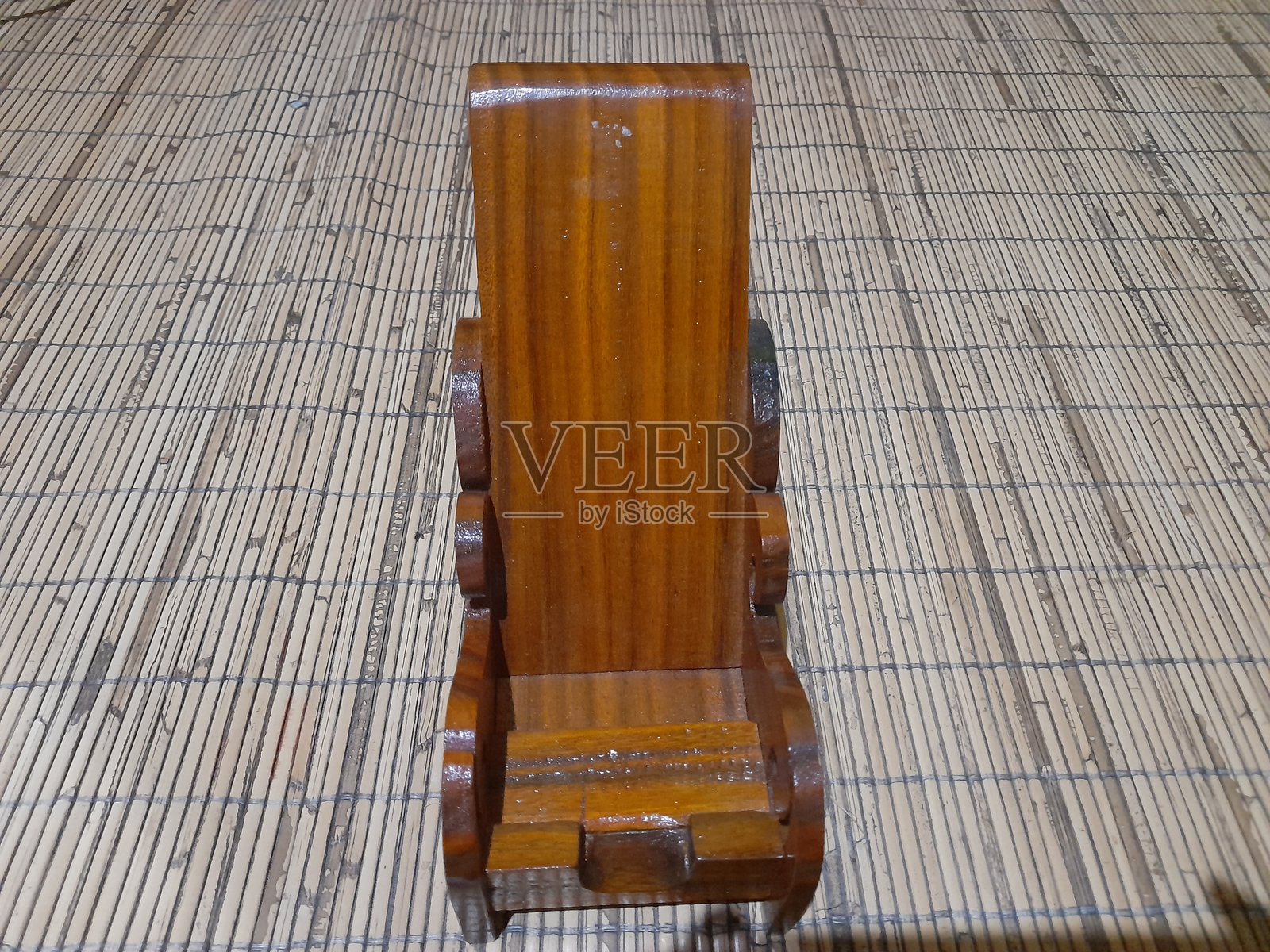 木制工艺品制作的手机座照片摄影图片