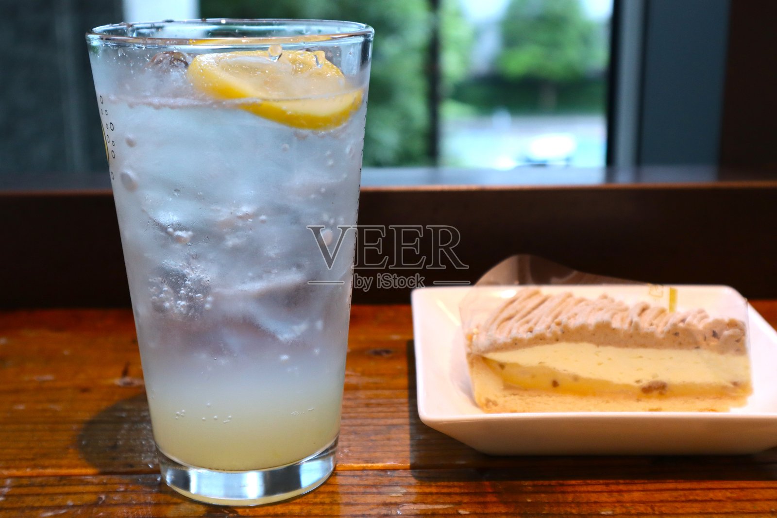 我在东京的一家咖啡馆喝的柠檬水苏打水照片摄影图片