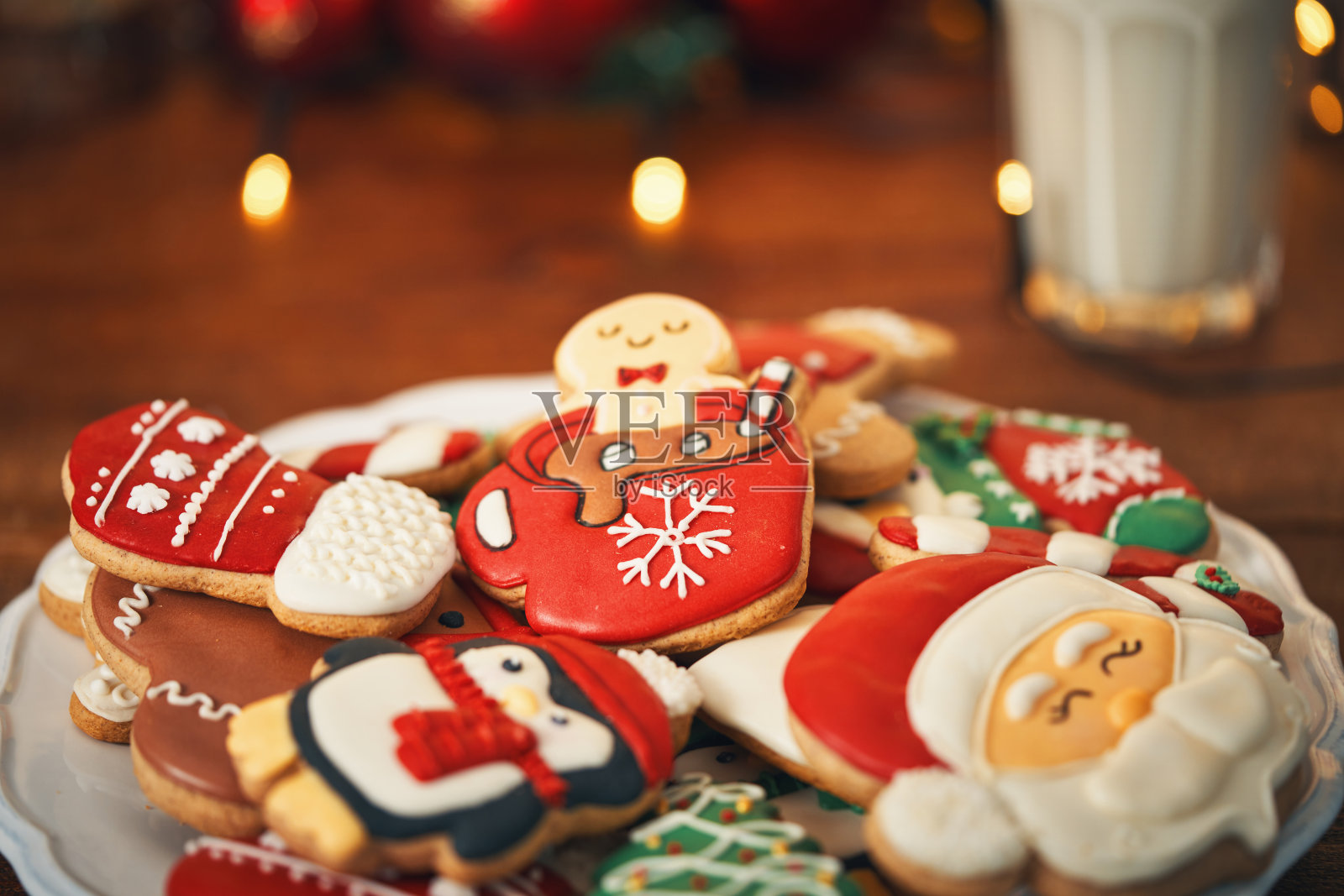 姜饼饼干和一杯牛奶照片摄影图片