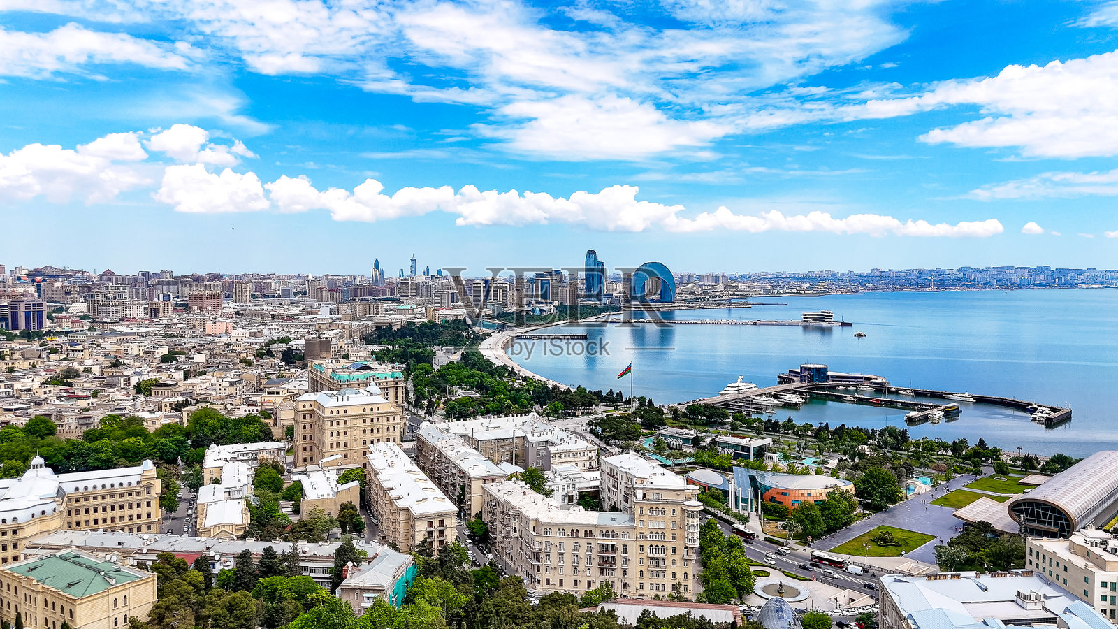 阿塞拜疆摩天大楼航拍,新月巴库酒店,里海沿岸日落景色照片摄影图片