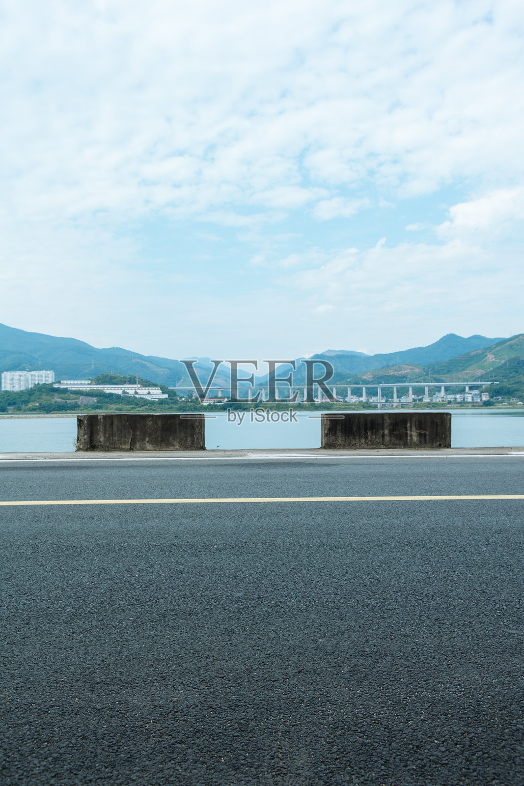 沿湖公路的汽车广告背景图照片摄影图片