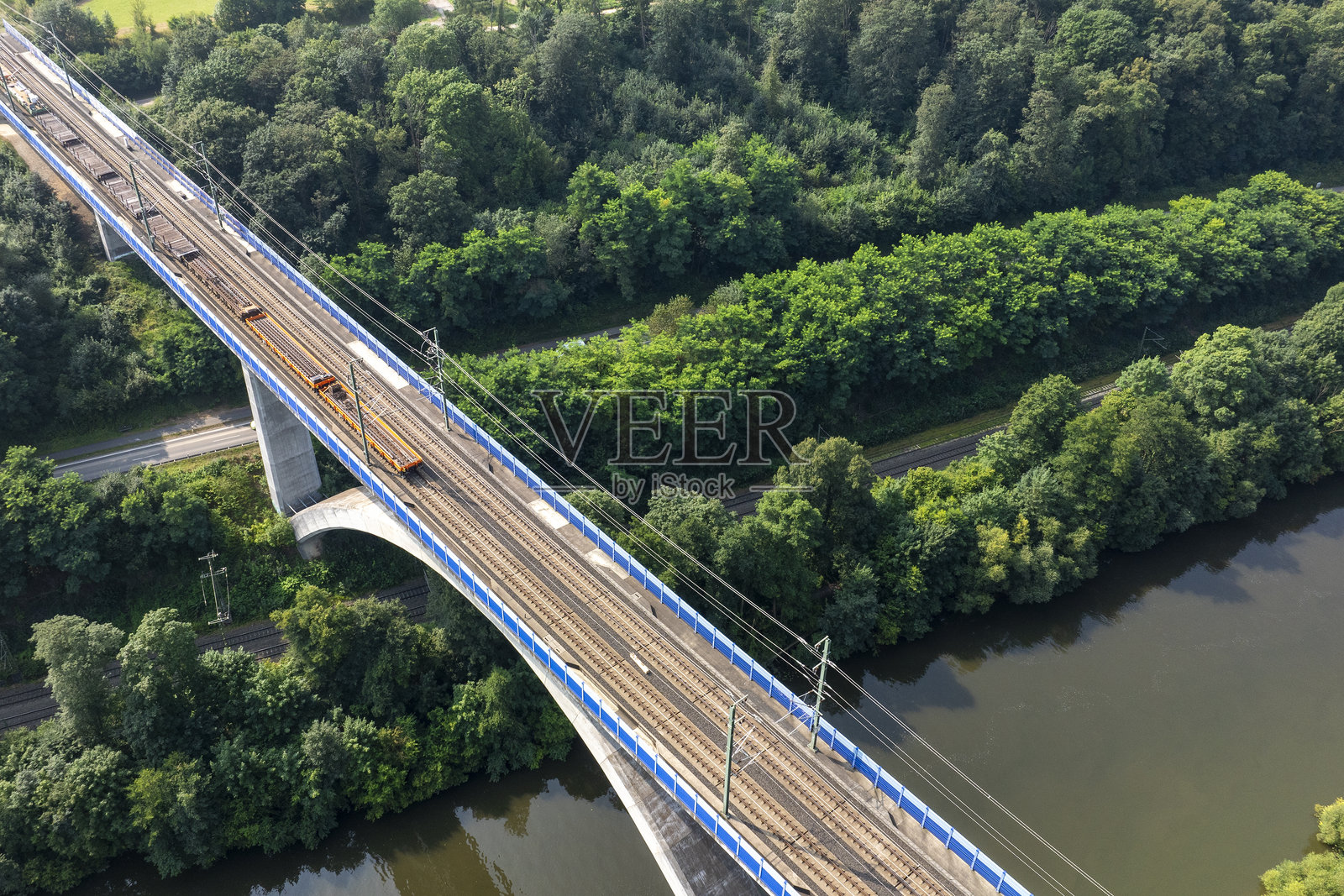 河上铁路桥鸟瞰图照片摄影图片