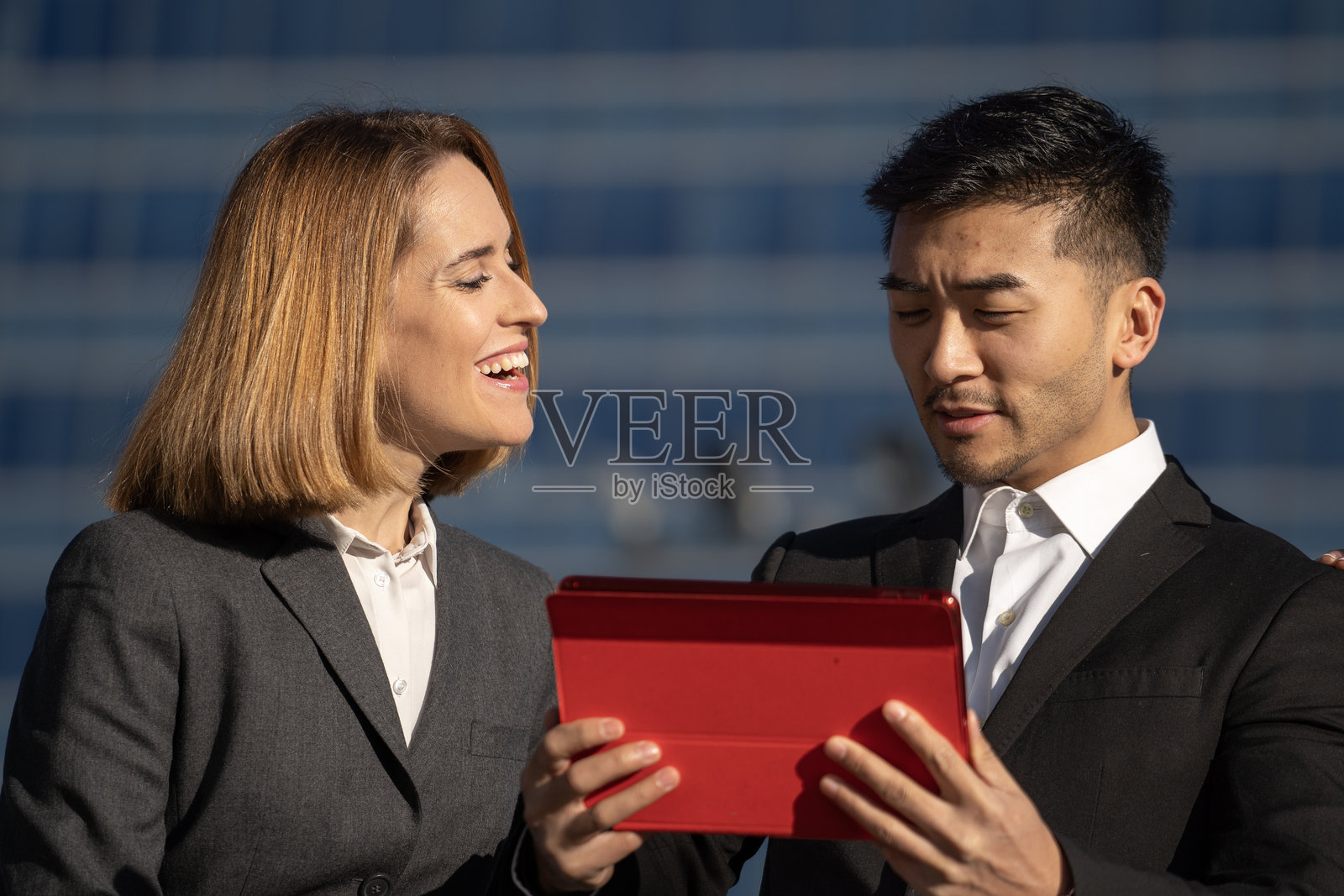 两位同事在户外讨论公司项目的特写照片摄影图片