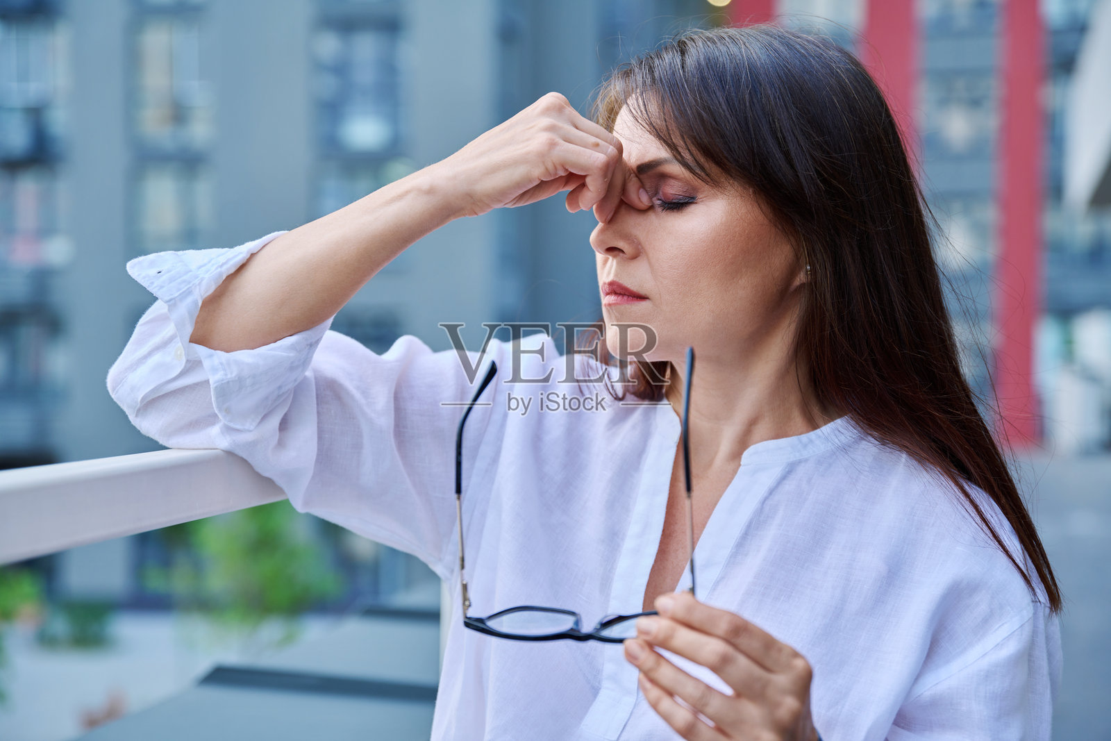 有压力的成熟的女性头疼,健康问题,户外活动照片摄影图片