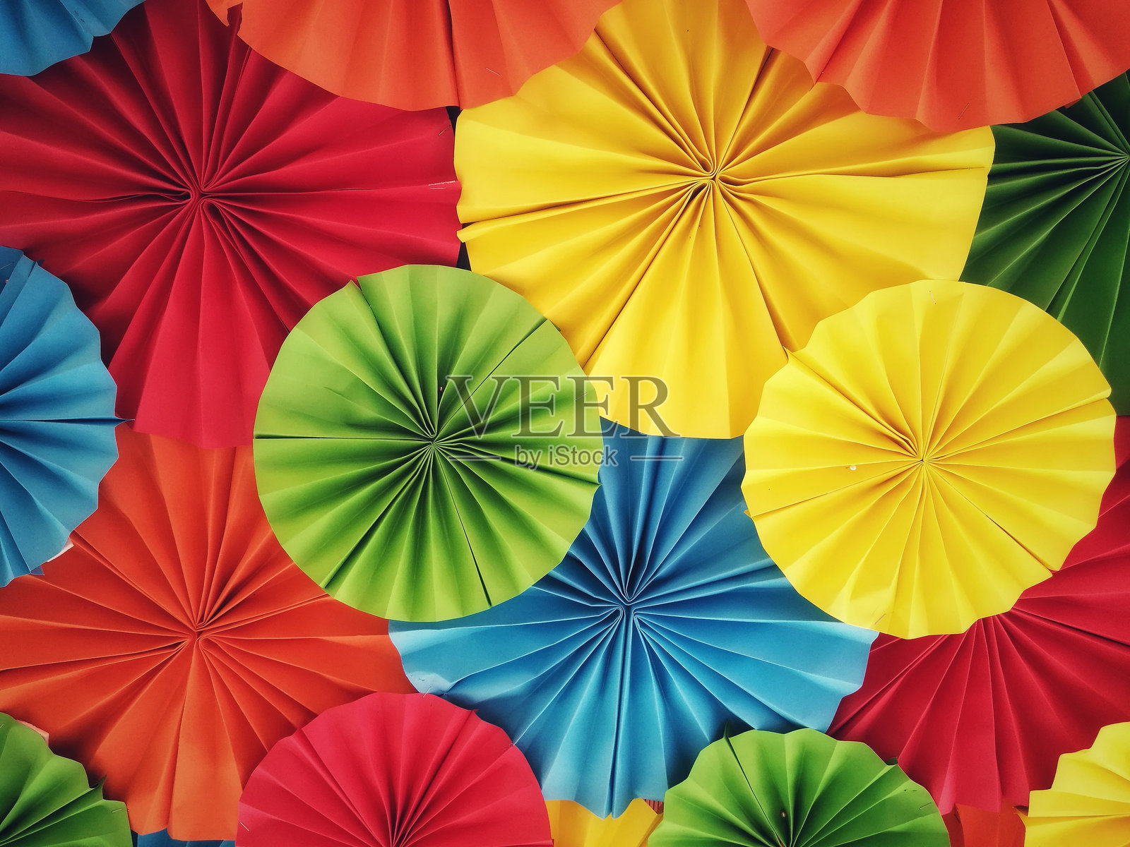 在市场上出售的多色遮阳伞的全画幅镜头照片摄影图片