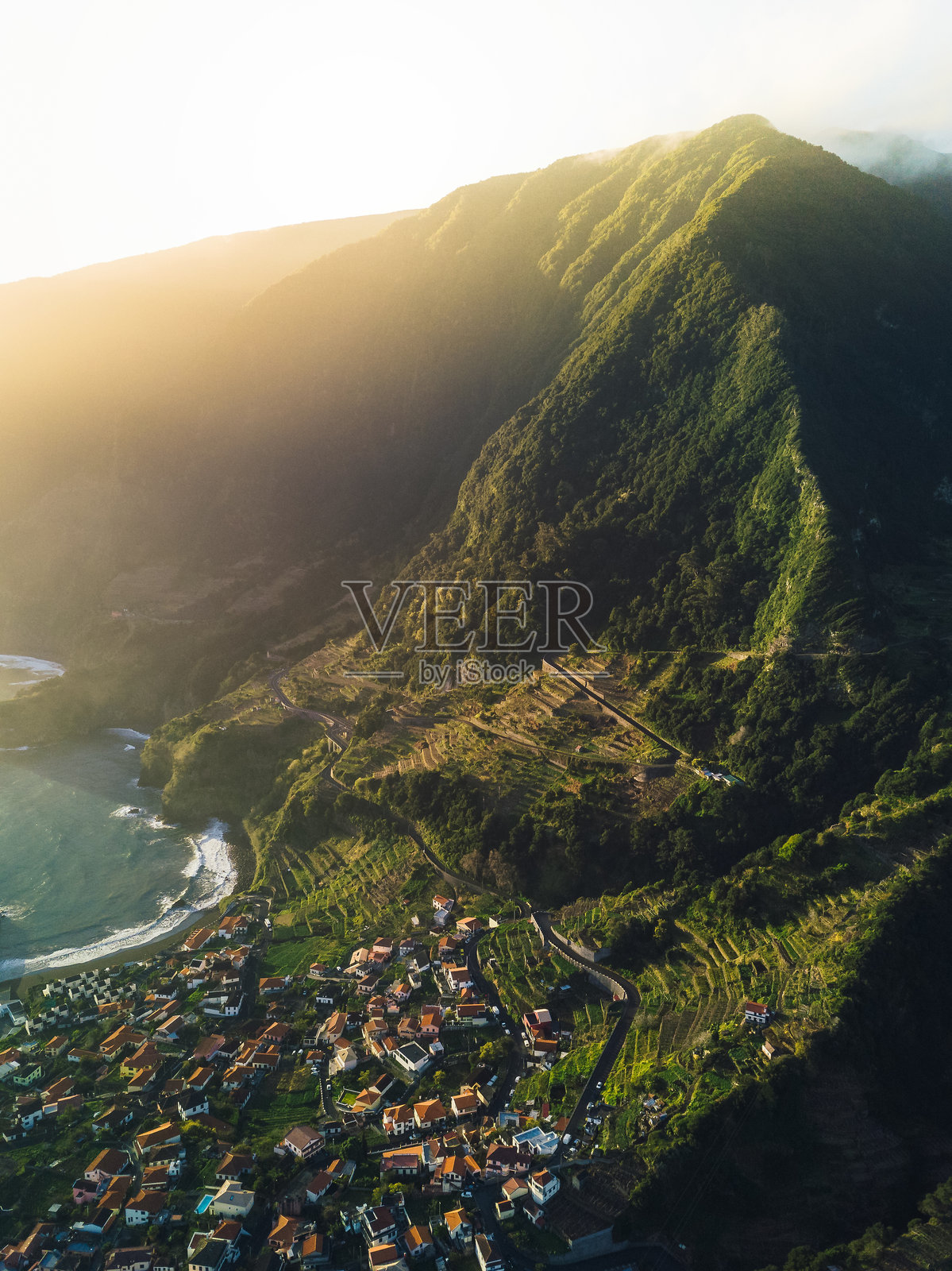 城市和山脉对天空的高角度视图照片摄影图片