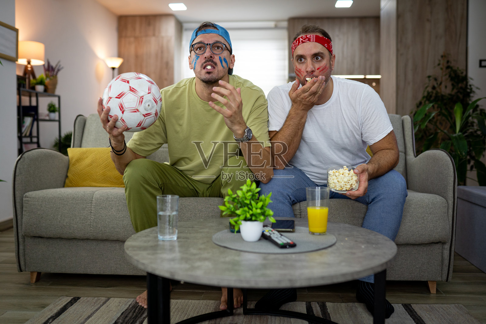 足球比赛和爆米花照片摄影图片