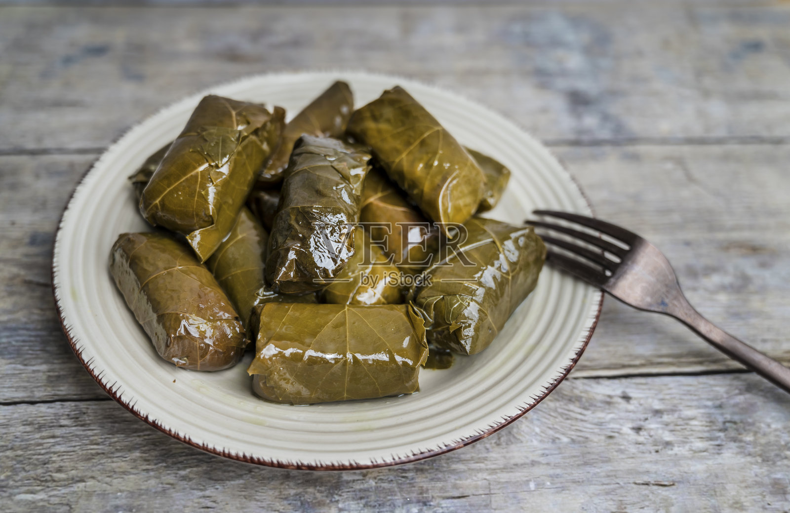 葡萄叶里塞着米饭照片摄影图片