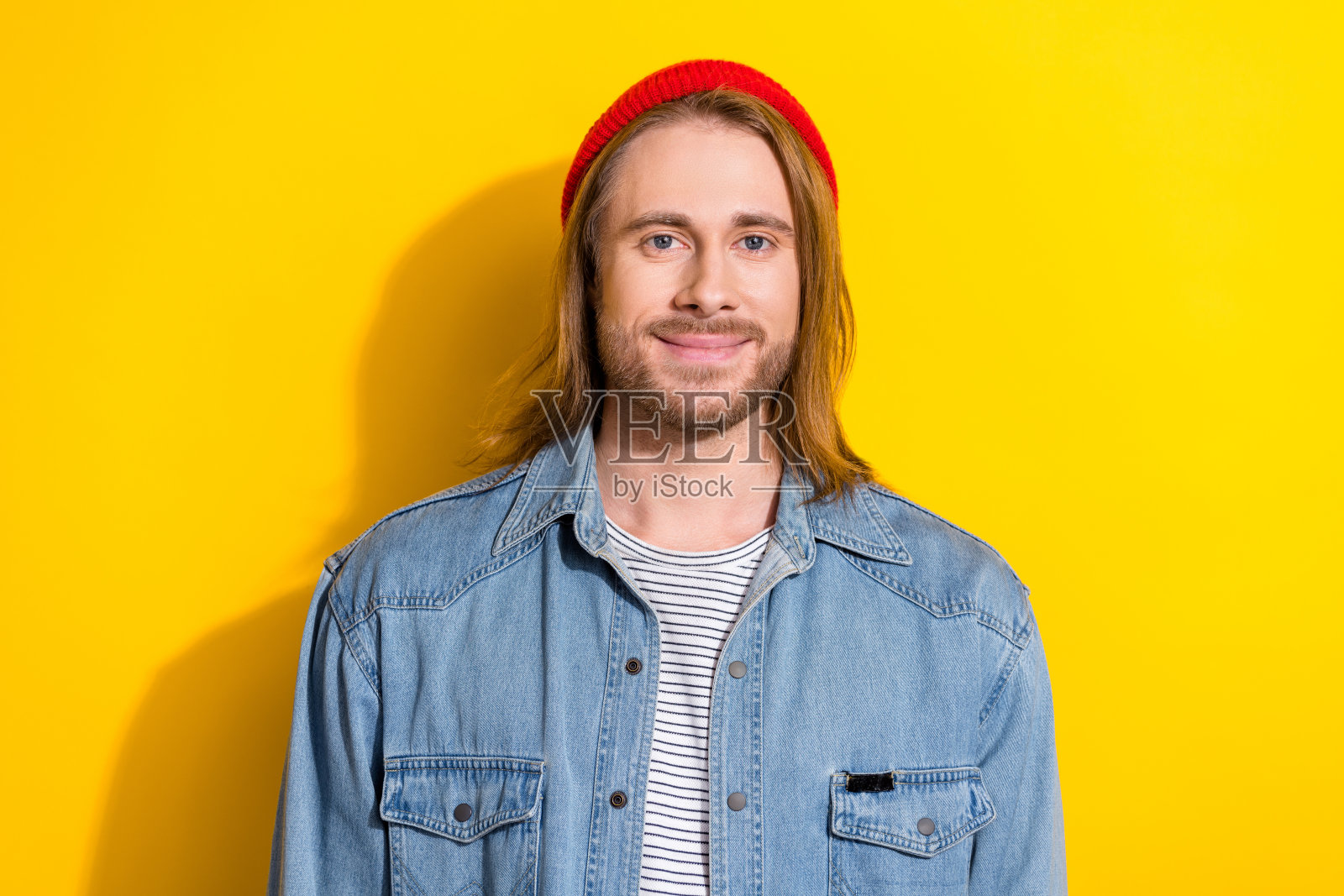 照片中心情积极好男人穿着牛仔夹克微笑孤立的黄色背景照片摄影图片