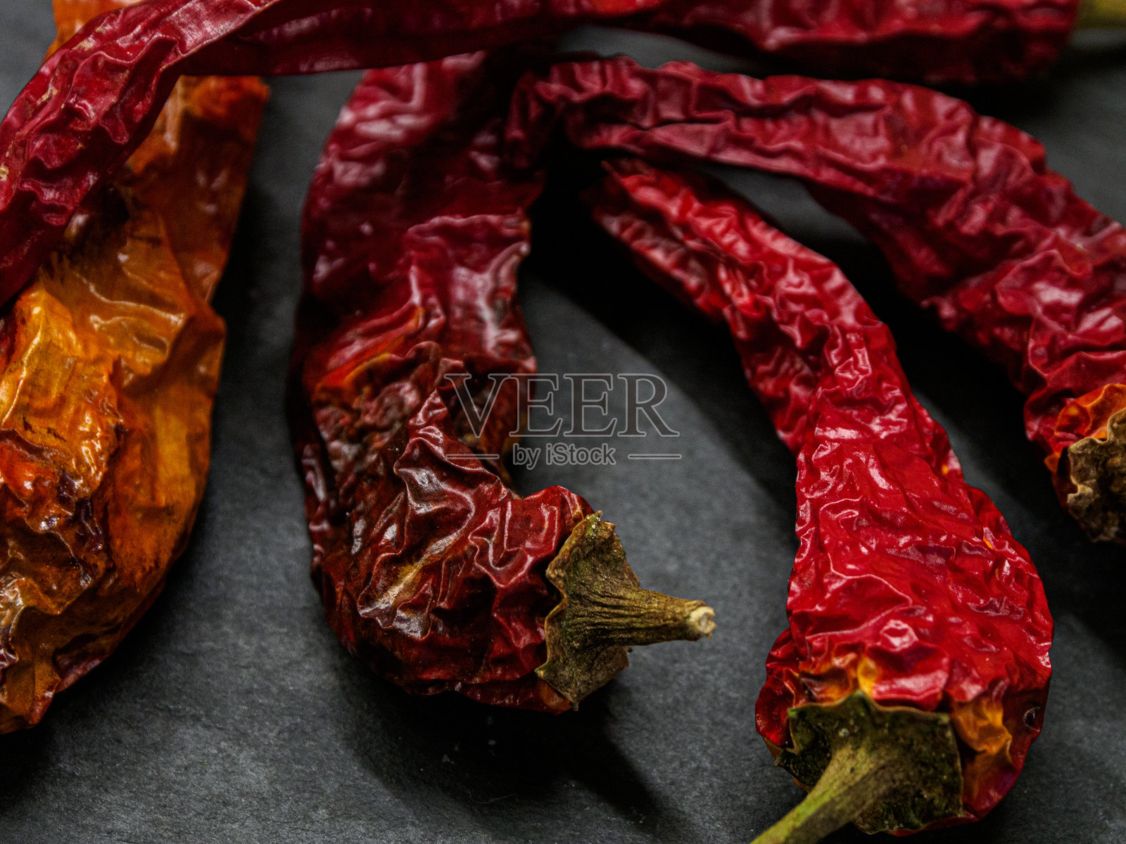 干燥的红辣椒在纹理的背景下,突出了鲜艳的颜色和香料的细节照片摄影图片