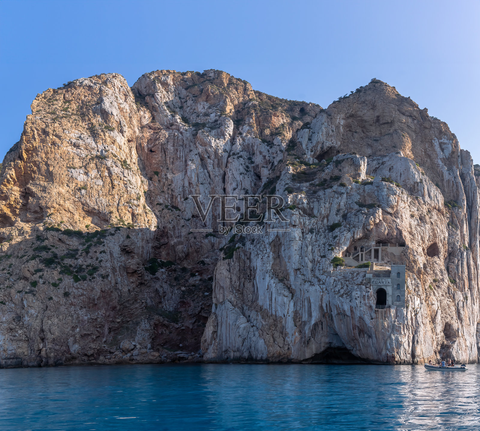 意大利撒丁岛马苏阿地中海上的悬崖,悬崖中间是波尔图弗拉维亚的港口大门,一个锌旧废弃的矿井照片摄影图片