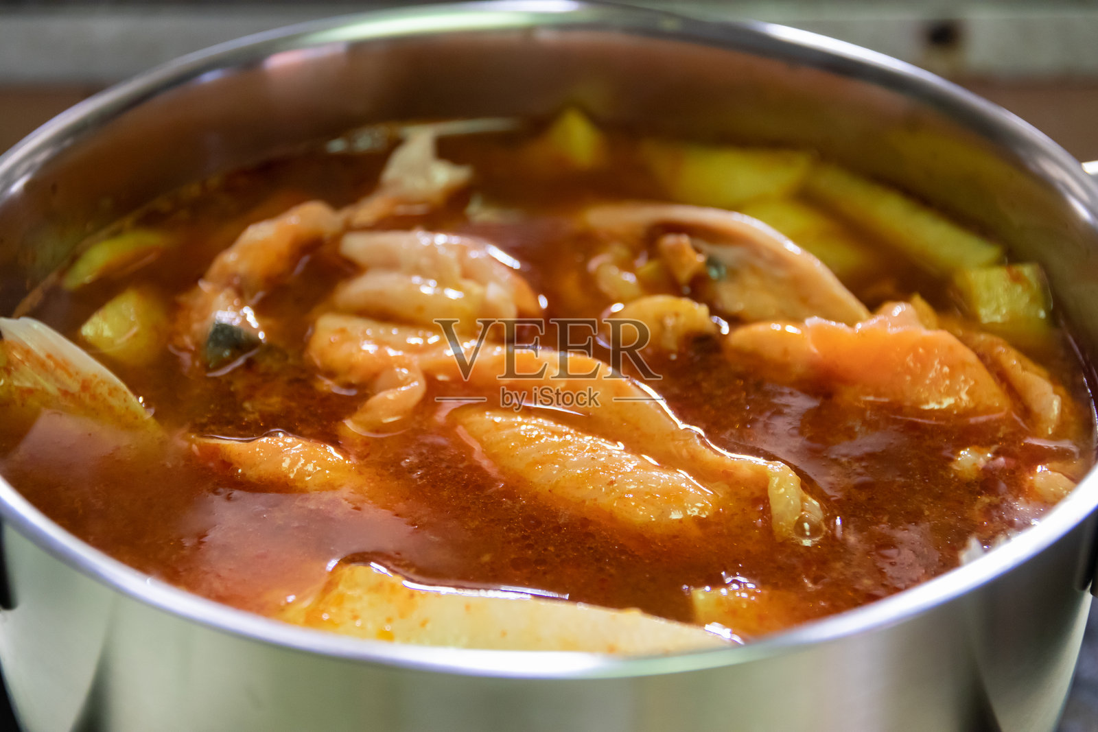 一锅黄咖喱配鲑鱼和竹笋的泰国南方风味美食。照片摄影图片