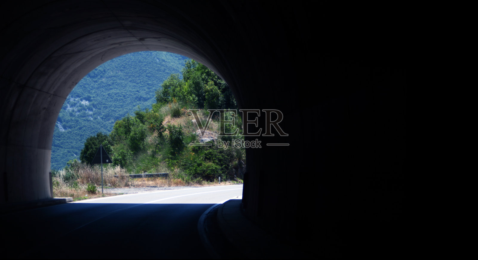 隧道出口照片摄影图片