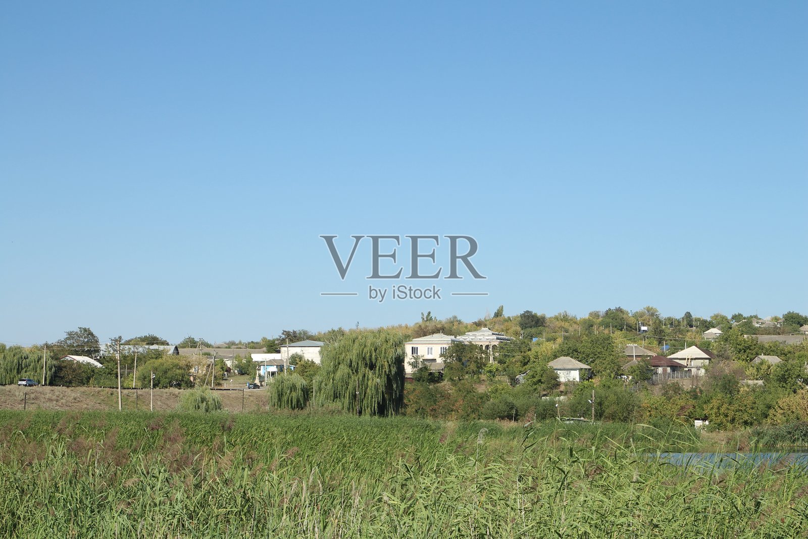 田野里的一群房子照片摄影图片