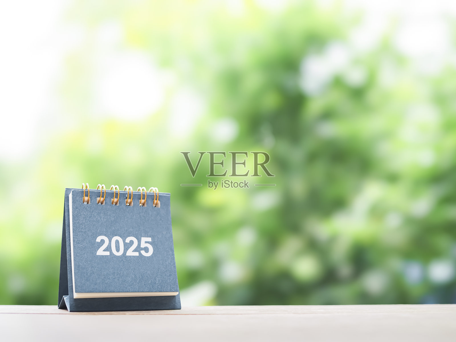 靠近2025台历在桌子上的复制空间。决心,目标,行动,计划和管理成功的业务。照片摄影图片