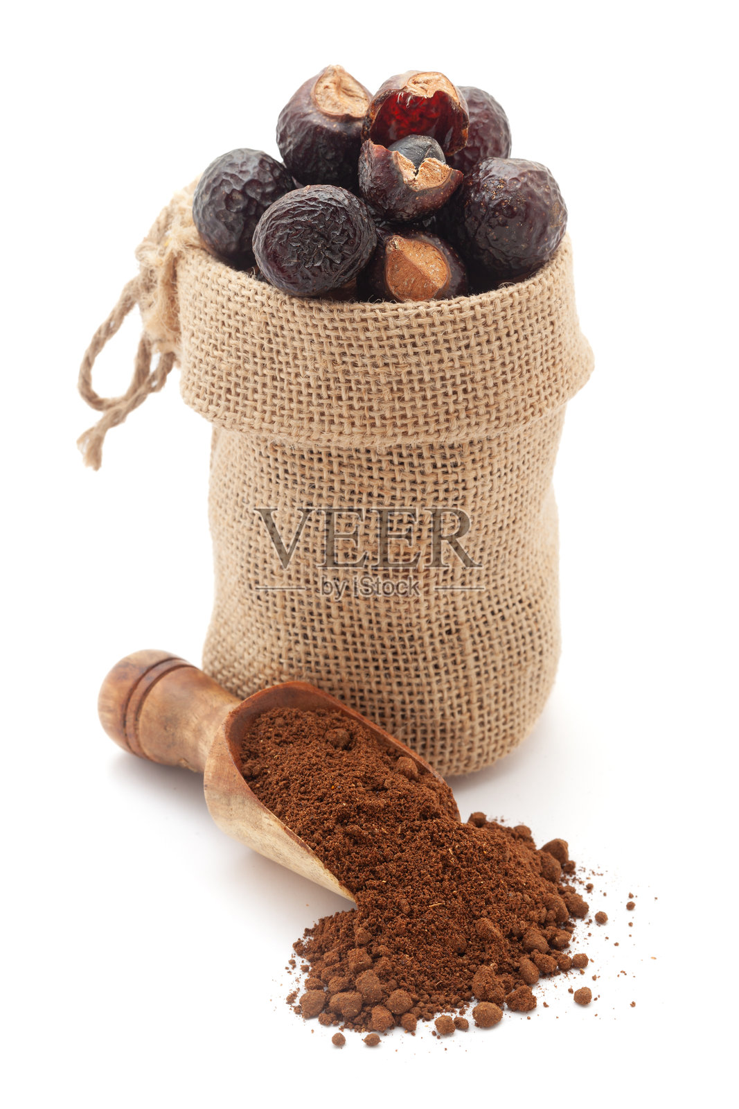 有机干燥的皂子或瑞沙(Sapindus mukorossi)浆果的特写,在黄麻袋和瑞沙粉在勺子上。照片摄影图片