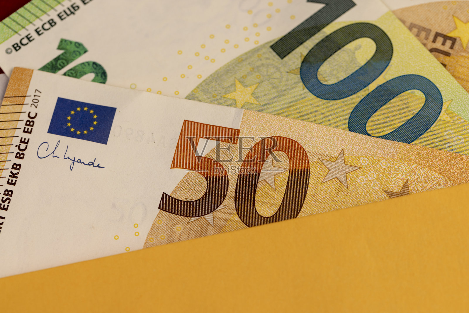 装有欧元现金的新黄色信封照片摄影图片