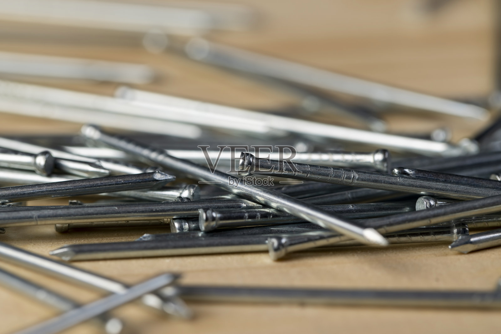 带小帽的钉子,用于完成工作和装饰照片摄影图片