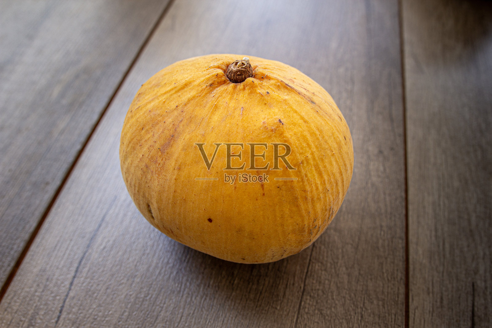 桑托尔果或棉果,是一种热带水果,原产于东南亚的海上木桌上。照片摄影图片