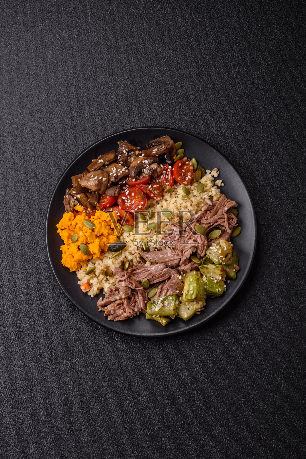 一碗有牛肉,碎牛肉,西红柿,蘑菇,西葫芦的食物照片摄影图片