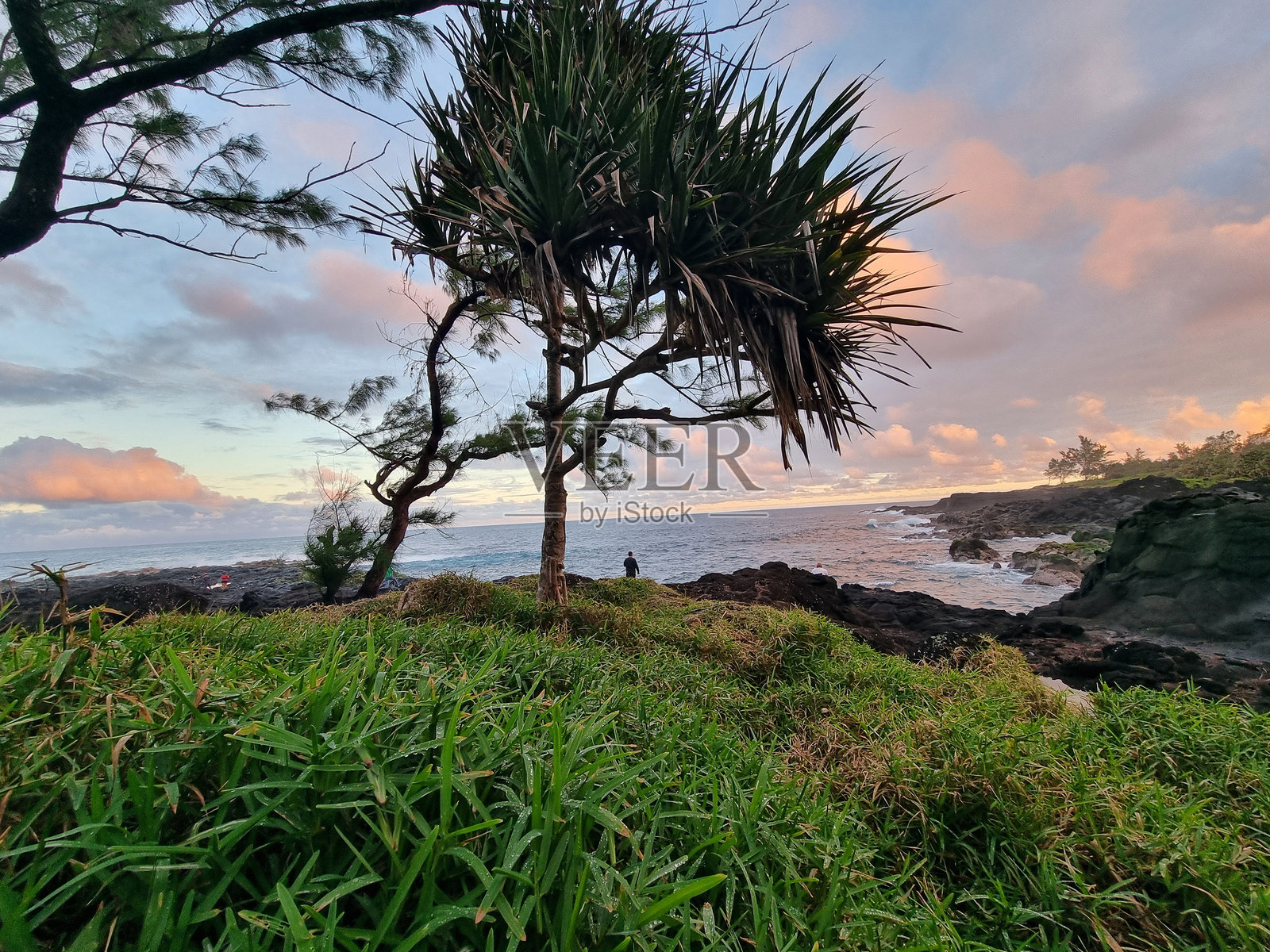 多岩石的海岸线照片摄影图片
