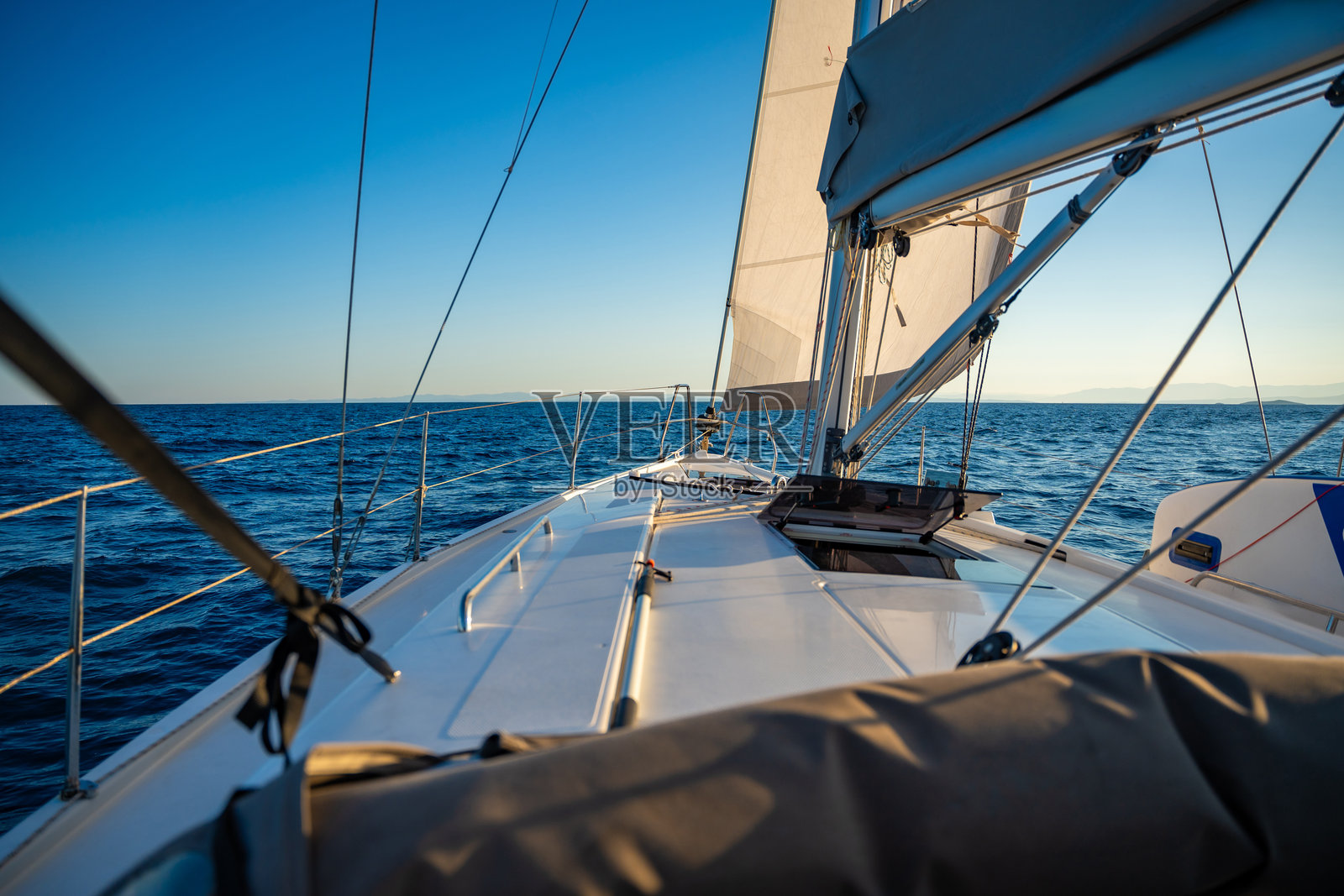 在公海上航行的游艇。甲板、桅杆和帆的特写。游艇的概念照片摄影图片