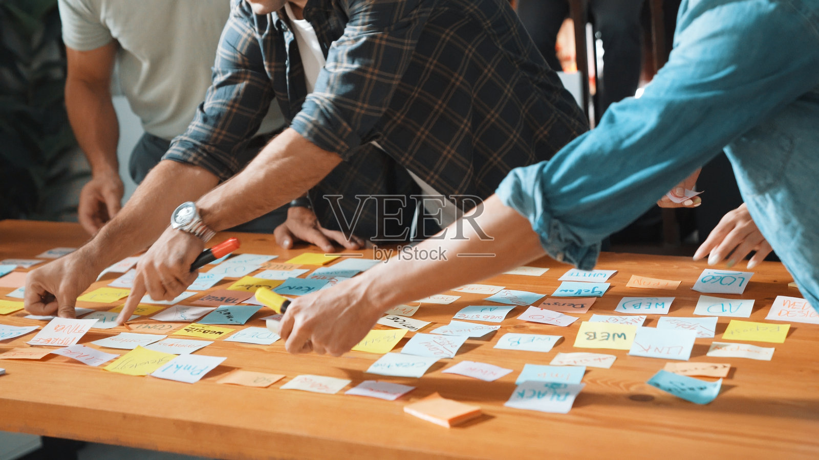 聪明的开发团队使用思维导图来集思广益。研讨会。照片摄影图片