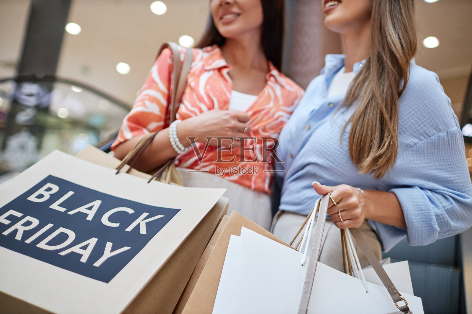 商场里面目全非的年轻女子照片摄影图片