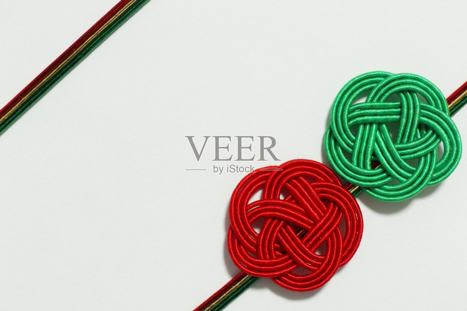 白底日本结装饰。这是圣诞节的颜色。照片摄影图片