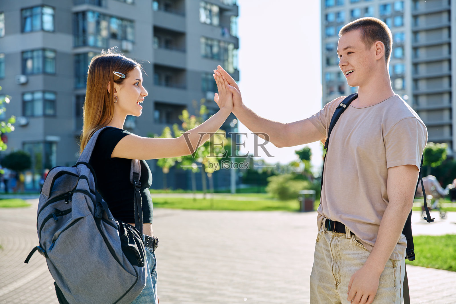 青少年朋友聚会,大学生青少年男女握手,户外照片摄影图片