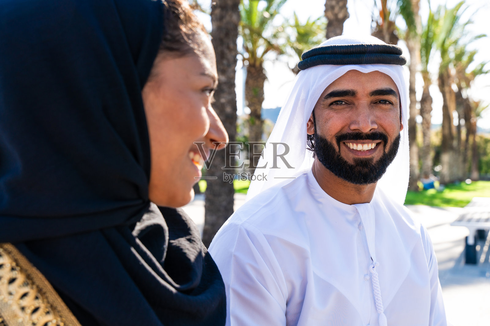 传统的阿拉伯夫妇穿着阿联酋服装在户外约会照片摄影图片
