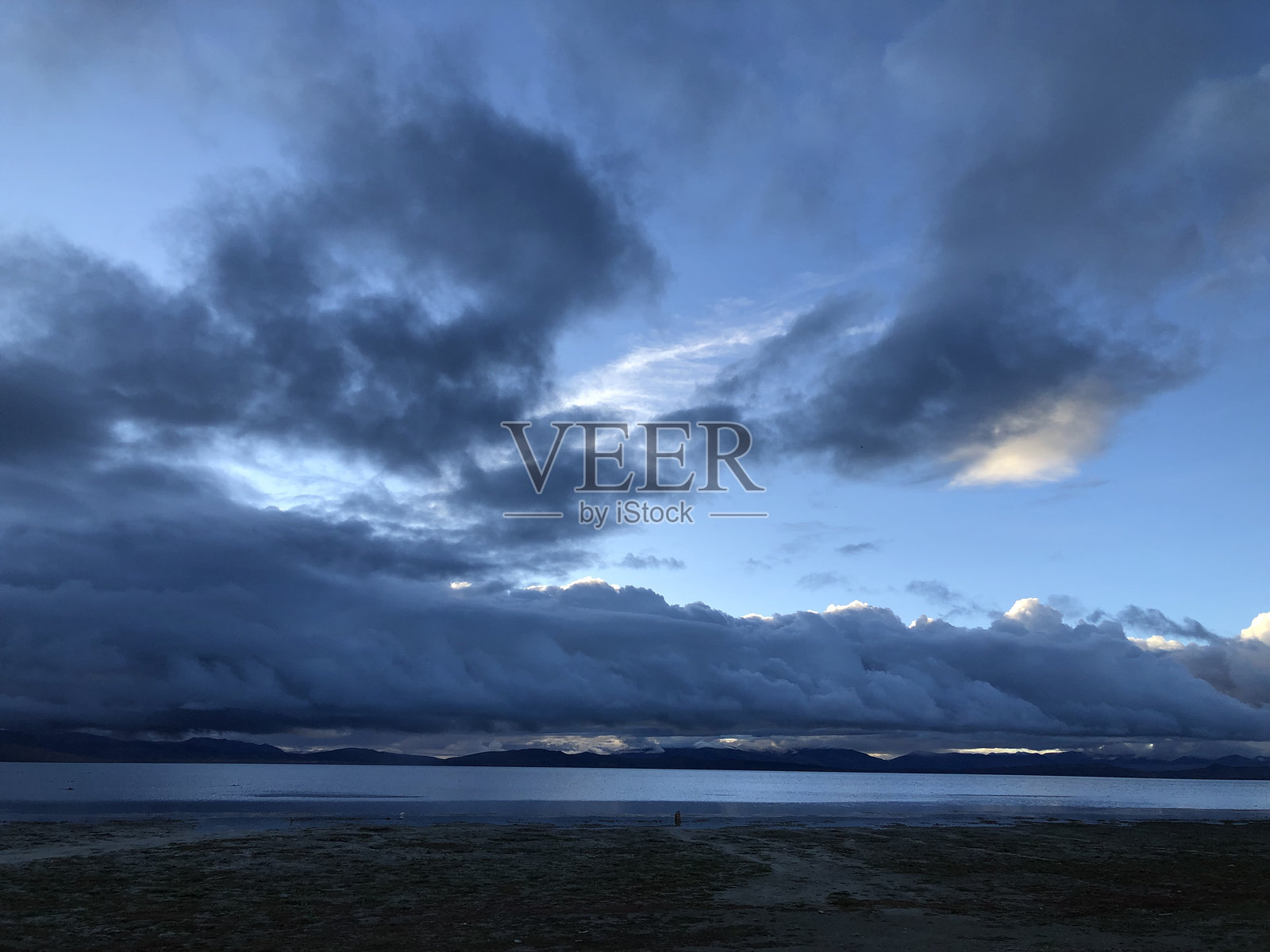 中国西藏,8月日出时的玛旁雍错湖。照片摄影图片