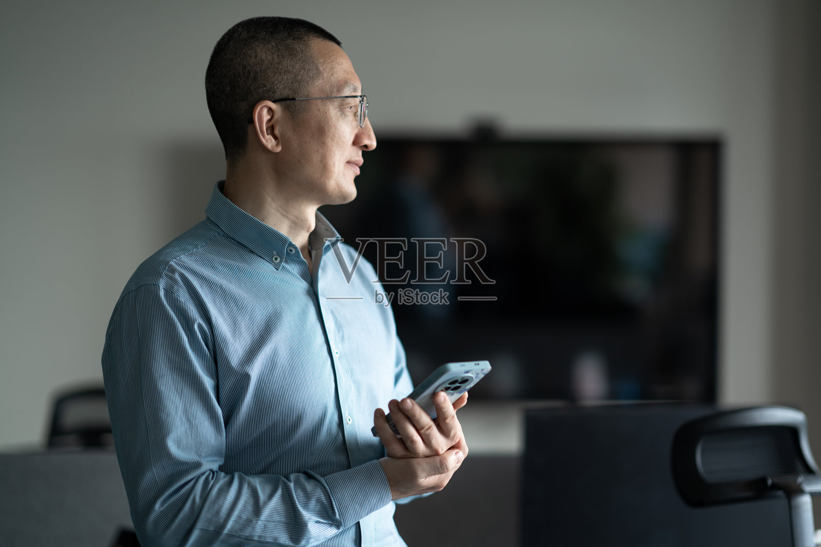 商务人士办公场所使用智能手机照片摄影图片