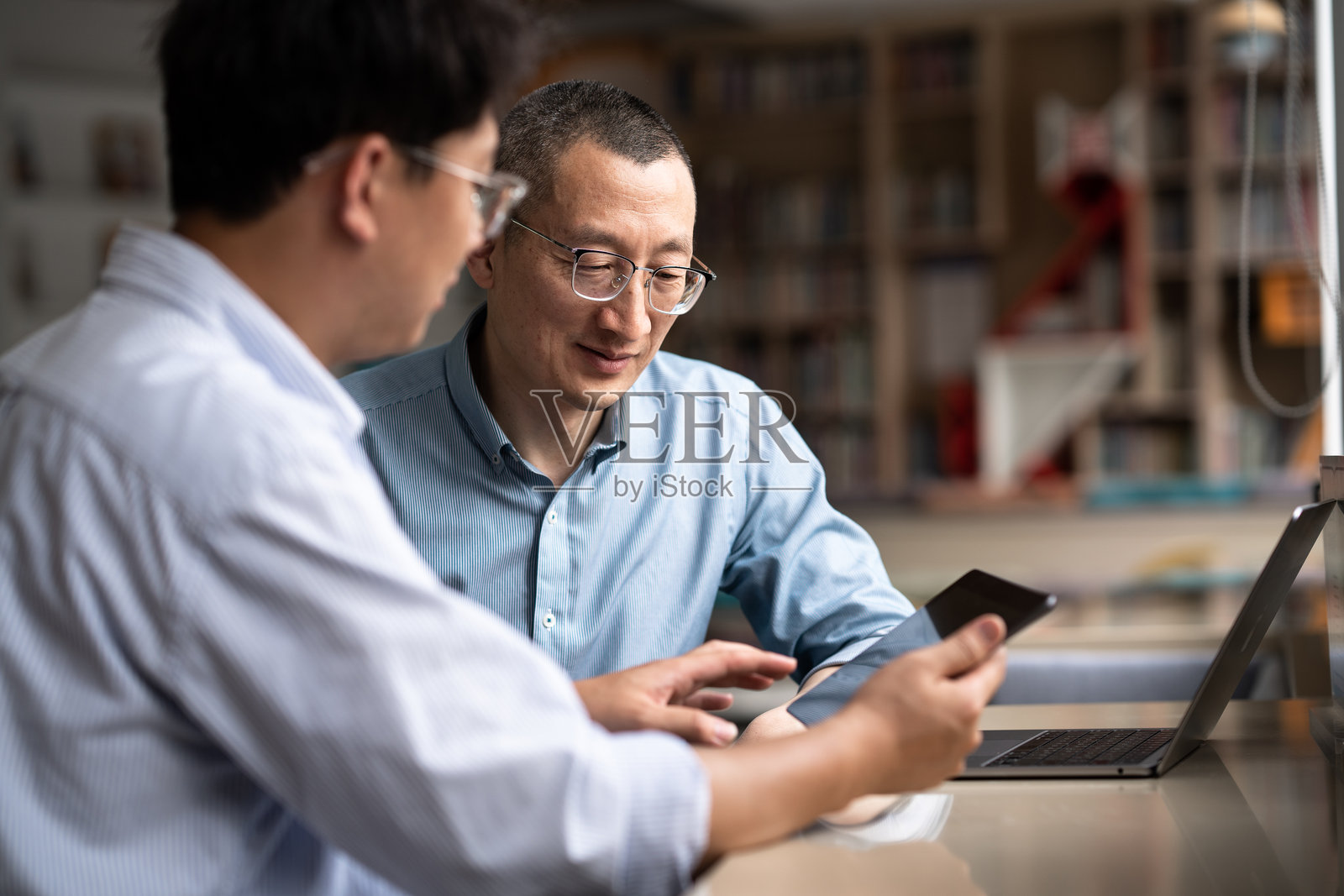 商务人士使用平板电脑沟通照片摄影图片