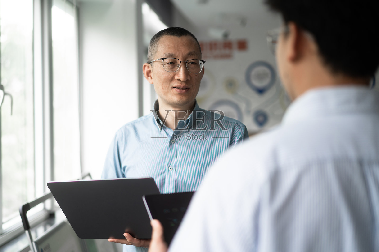 商务人士使用平板电脑沟通照片摄影图片