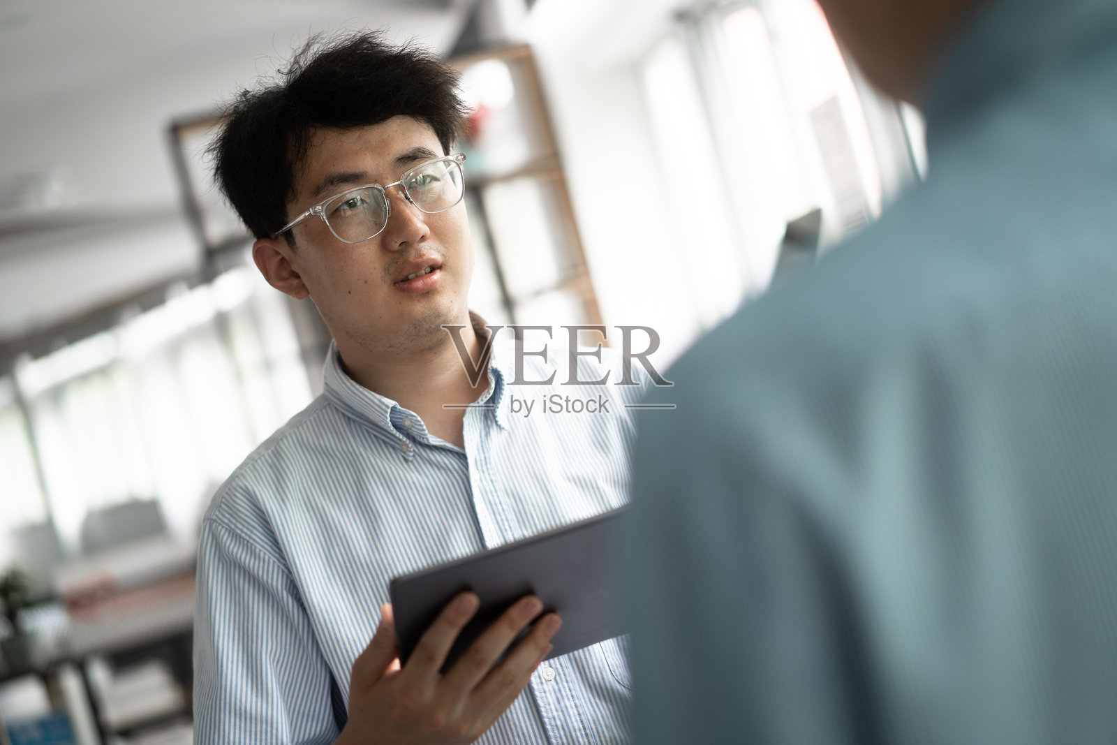 商务人士使用平板电脑沟通照片摄影图片