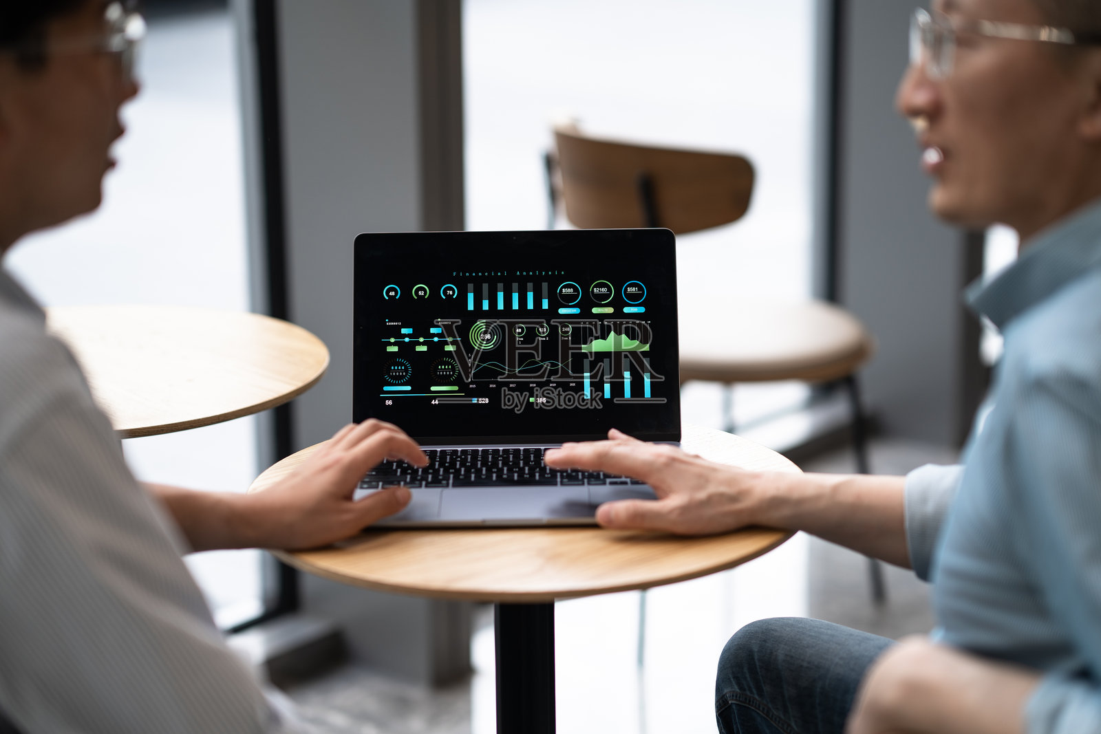 商务人士在大厅内沟通照片摄影图片