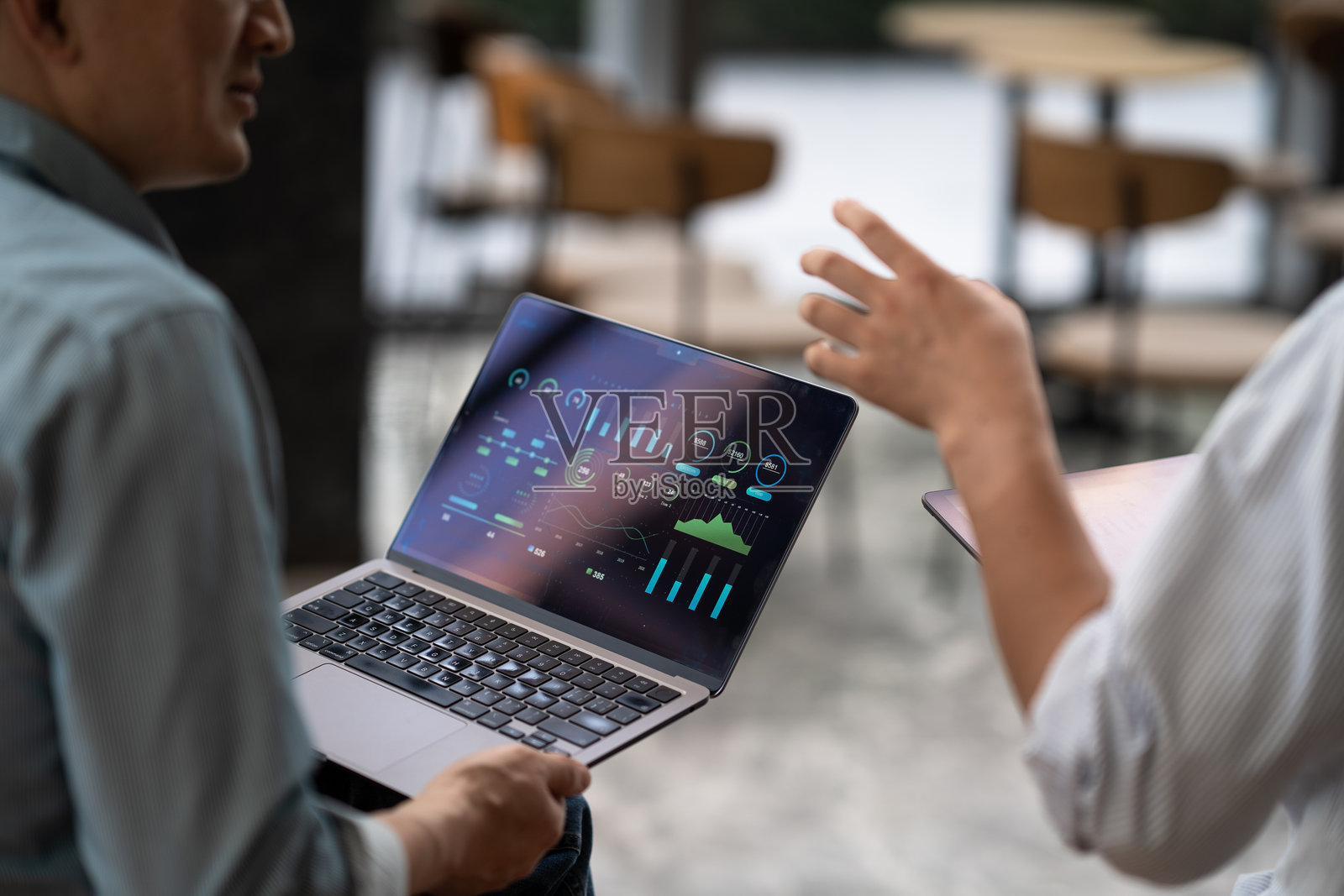 商务人士在大厅内沟通照片摄影图片