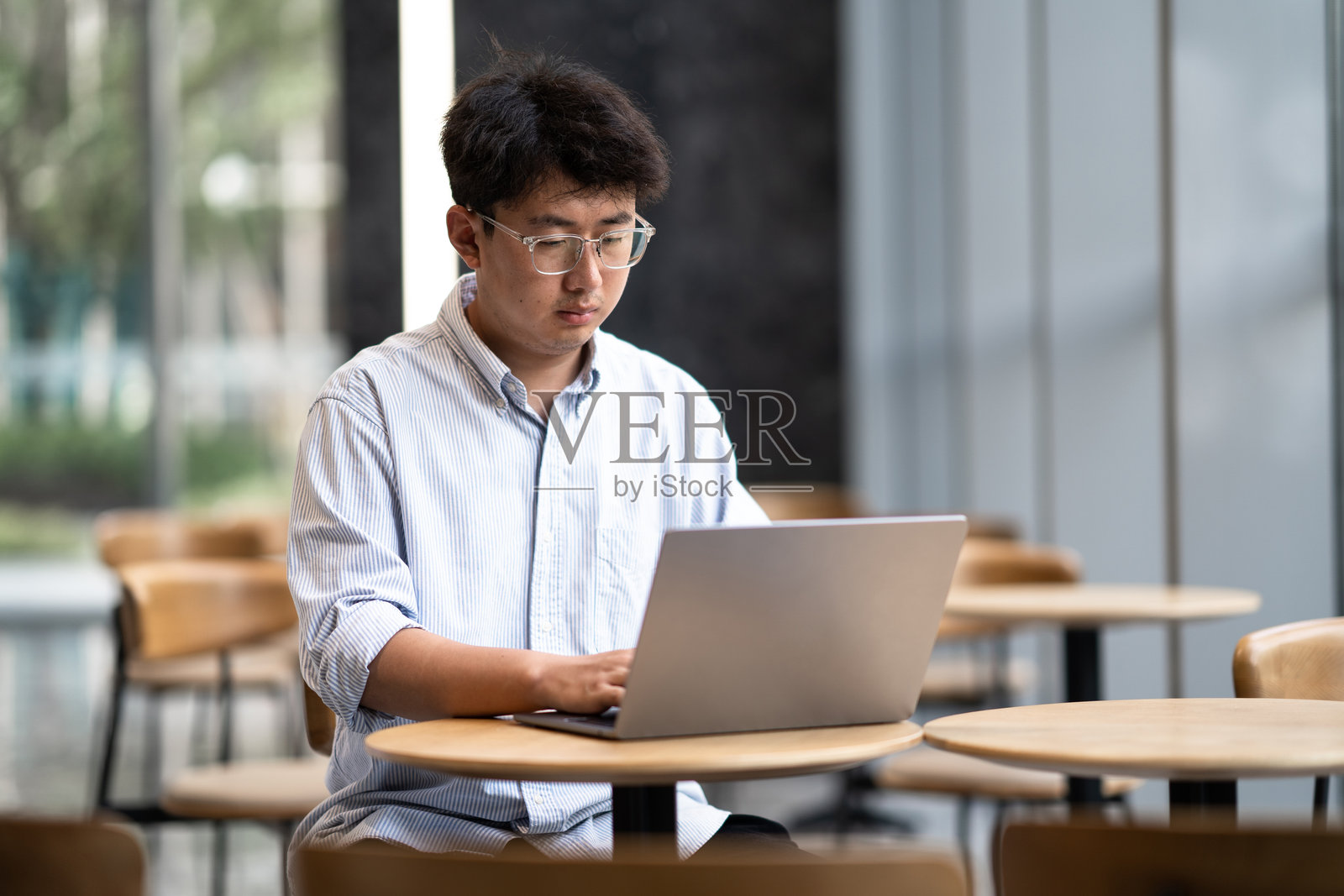 商务人士大厅内使用手提电脑照片摄影图片