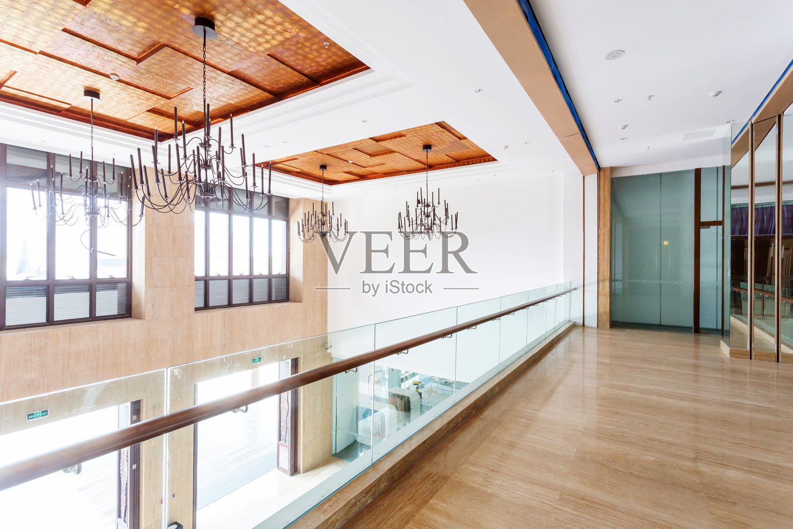 现代简洁阁楼走廊照片摄影图片