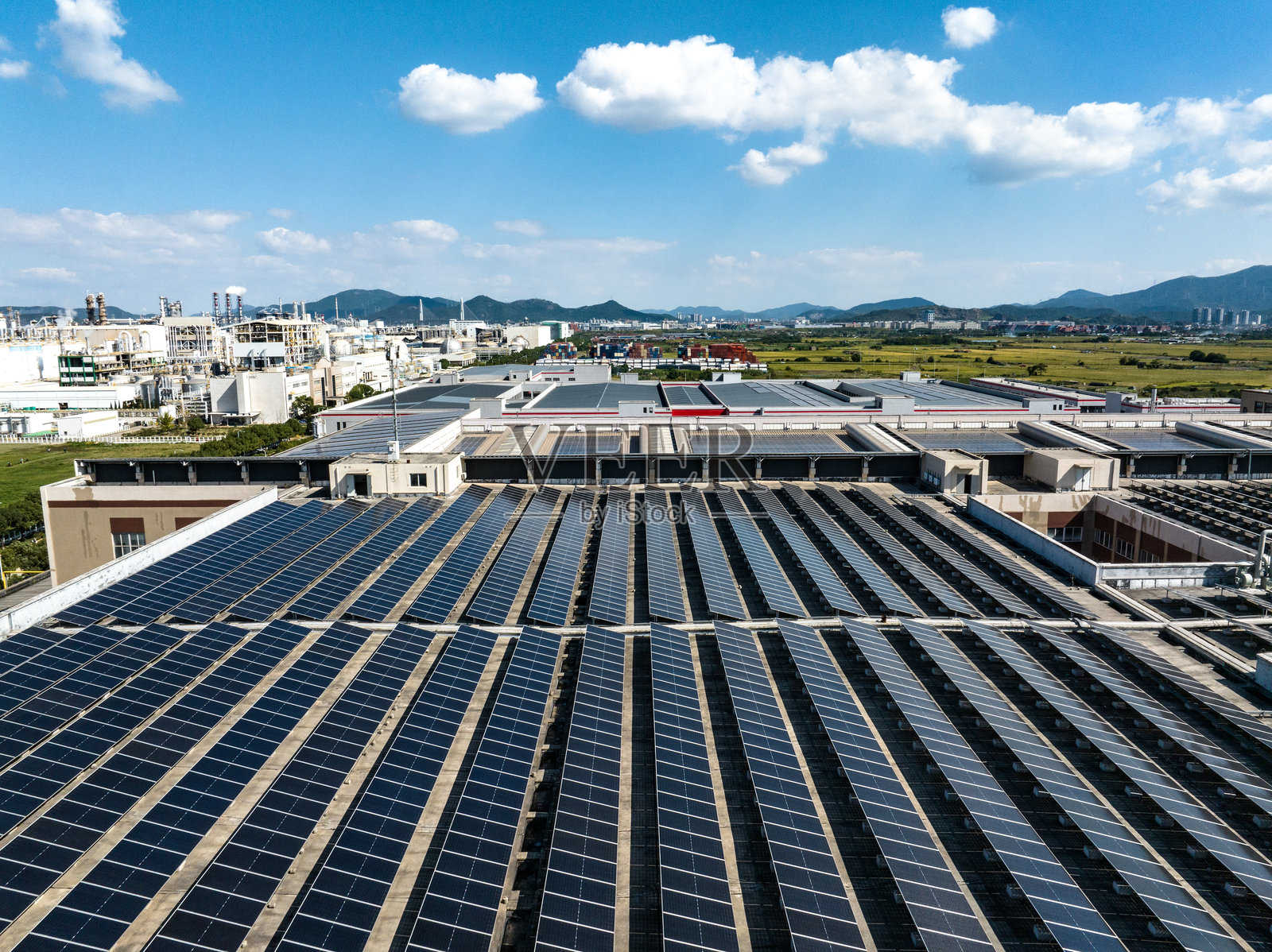 航拍屋顶光伏太阳能电池板照片摄影图片