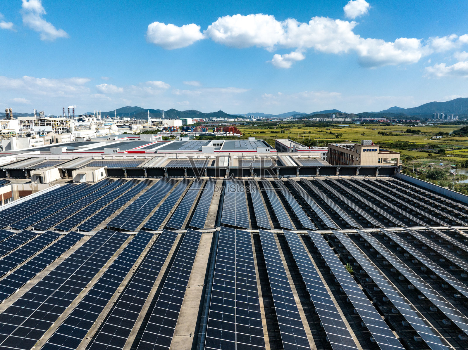 航拍屋顶光伏太阳能电池板照片摄影图片