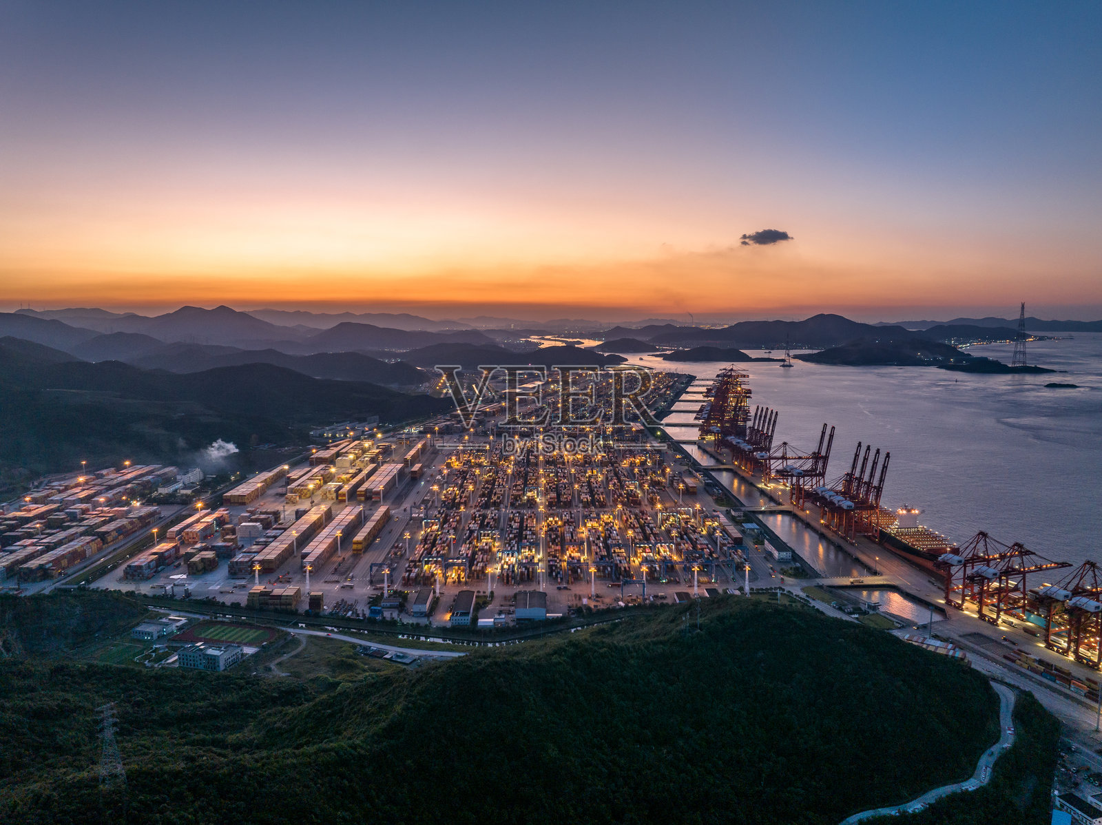 航拍日落宁波北仑港商业码头照片摄影图片