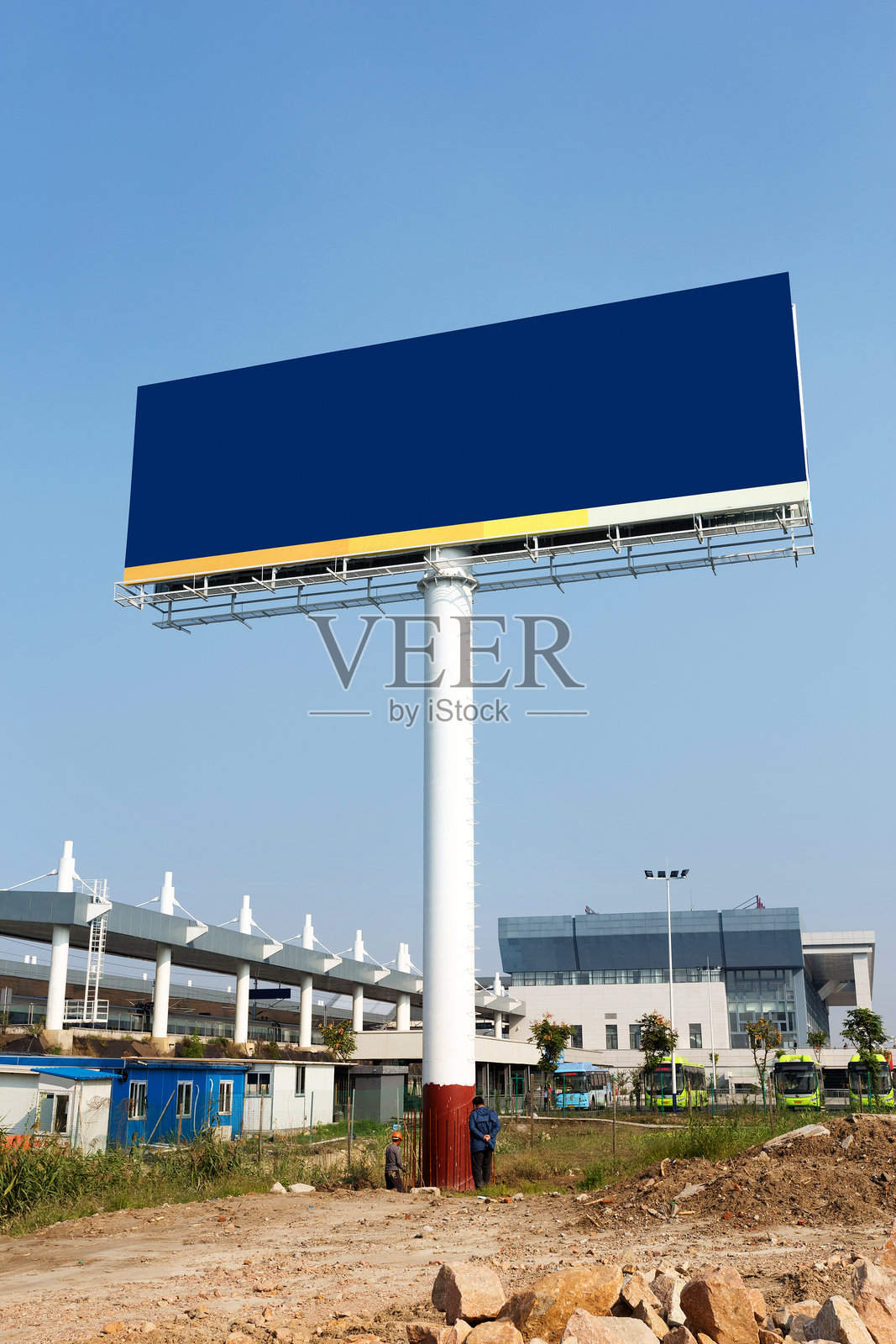 空地上一块空广告牌照片摄影图片