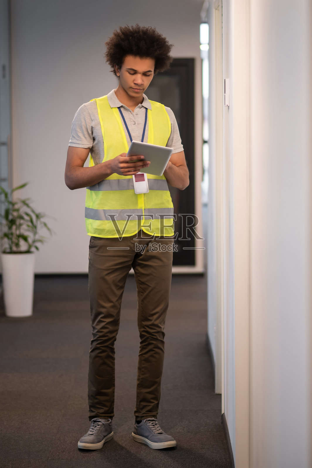 维修人员正在检查传感器门的储物柜,看起来很有问题照片摄影图片