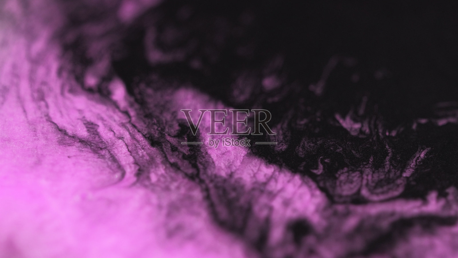 墨水溢出波光粼粼粉黑色颜料混合流动照片摄影图片